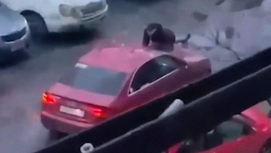 В Петербурге женщина-водитель прокатила на капоте бывшего возлюбленного