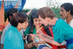 Посол доброй воли ЮНИСЕФ Одри Хепберн делает вакцину от полиомиелита ребенку в Дакке, Бангладеш, 1989 год