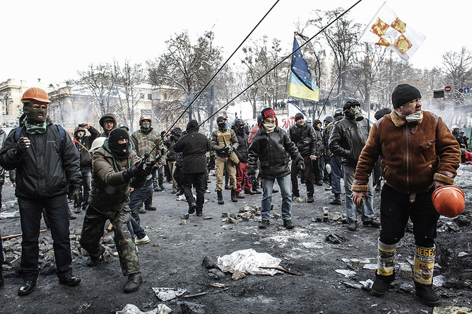 Митингующие во время столкновений с сотрудниками правоохранительных органов на улице Грушевского в Киеве