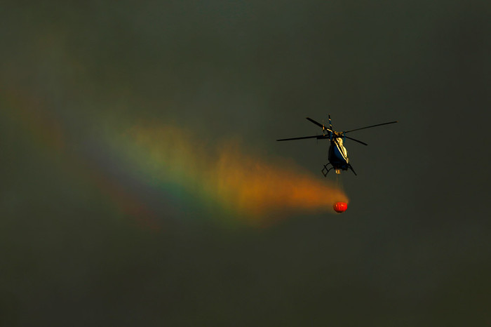 Радуга, появившаяся за&nbsp;транспортирующим воду вертолетом, Сан-Маркос, Калифорния