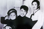 Ким Ир Сен со своей первой женой и сыном Ким Чен Иром