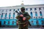Военный у здания Верховного совета Крыма
