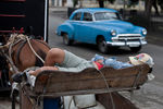 Американский классический автомобиль на одной из улиц Гаваны