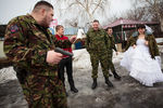 Командир подразделения «Викинги» Евгений (слева) и ополченцы его подразделения «выкупают» невесту Ксению (позывной «Зима»)