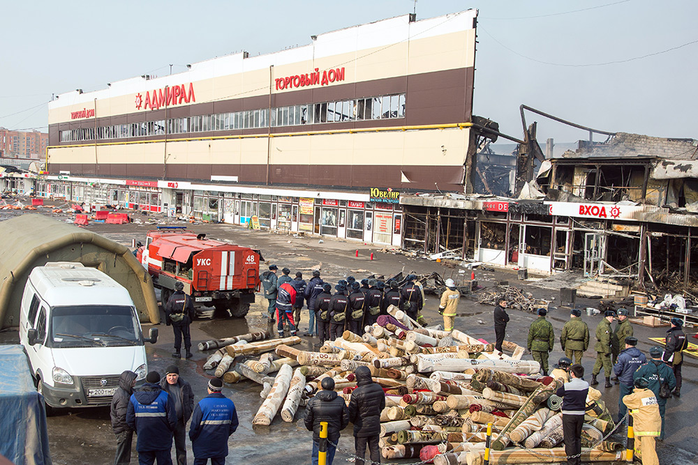 Во время разбора завалов в торговом центре «Адмирал»
