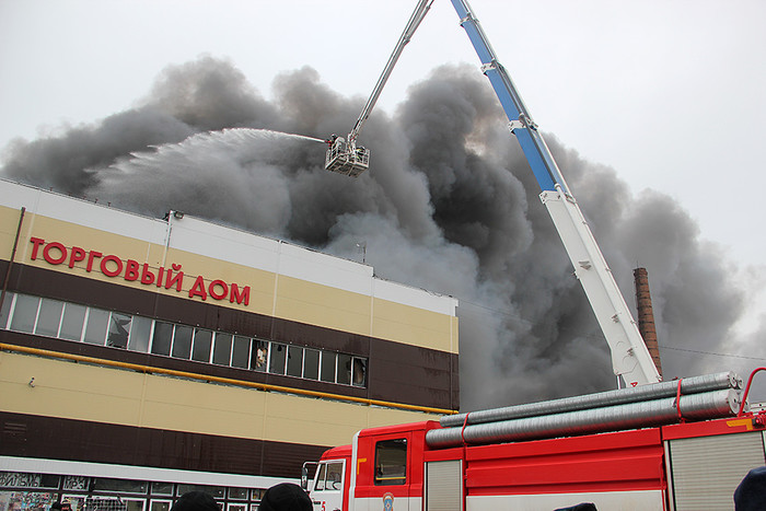 Сотрудники МЧС РФ тушат пожар в торговом центре «Адмирал» в Казани
