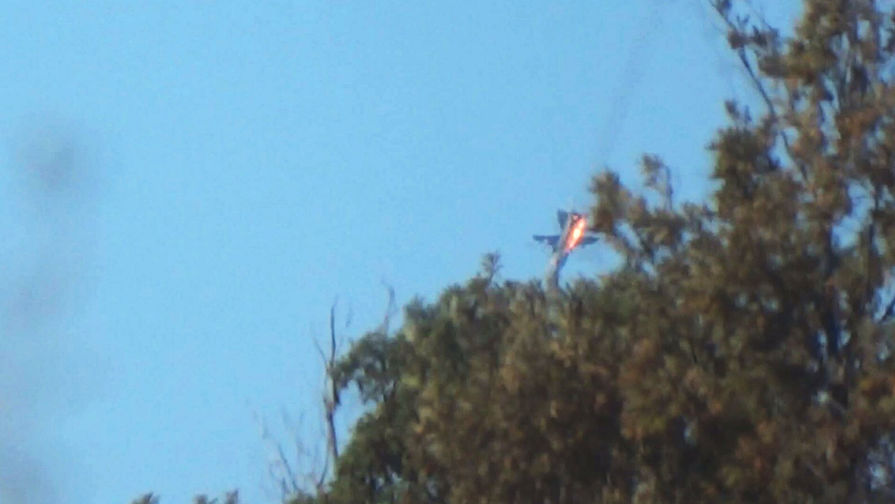 Фото сбитого турецкими ВВС в сирийской провинции Латакия на границе с Турцией российского бомбардировщика Су-24М