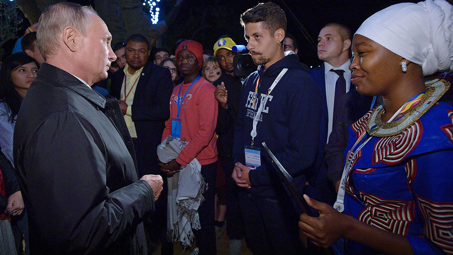 Владимир Путин во время встречи с&nbsp;участниками Всемирного фестиваля молодёжи и студентов в&nbsp;Сочи, 19&nbsp;октября 2017&nbsp;года