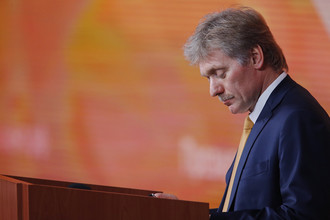 Пресс-секретарь Дмитрий Песков во время пресс-конференции президента России Владимира Путина в Москве, 14 декабря 2017 года