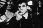 Адриано Челентано в роли рок-певца в фильме Федерико Феллини «Сладкая жизнь» (1960)