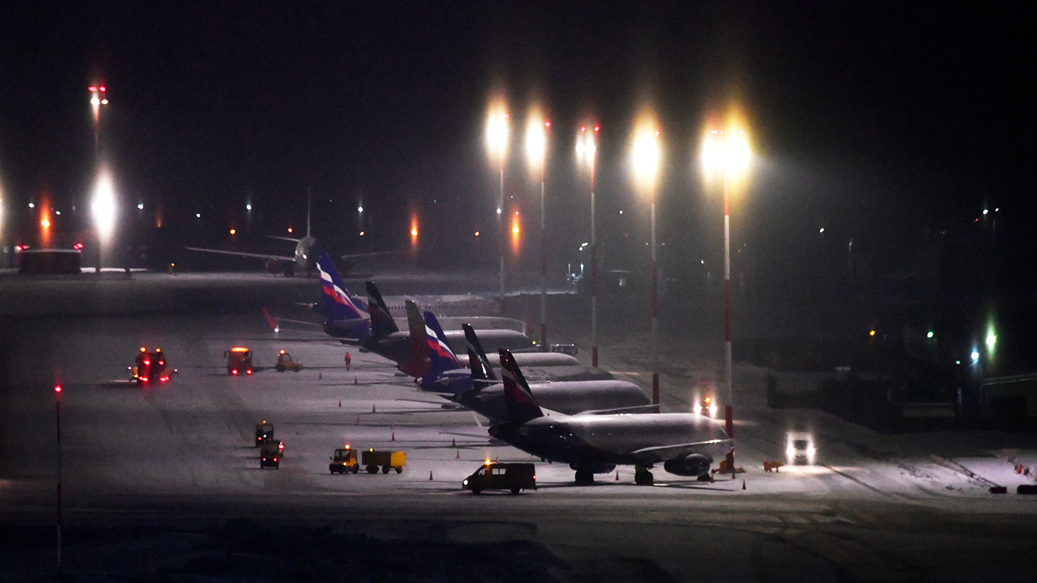 Что творится в аэропортах москвы сегодня. Шереметьево 2012. Шереметьево самолеты. Шереметьево аэропорт 2022. Аэрофлот огни аэродрома Шереметьево.
