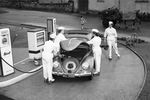 Volkswagen Beetle на заправочной станции в Дейдесхайме, Германия, 1954 год