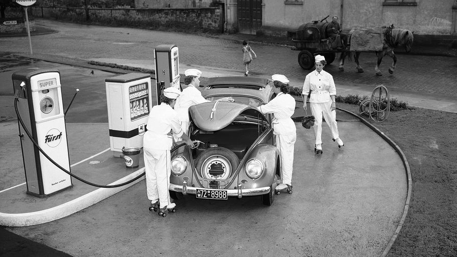 Volkswagen Beetle на&nbsp;заправочной станции в&nbsp;Дейдесхайме, Германия, 1954 год