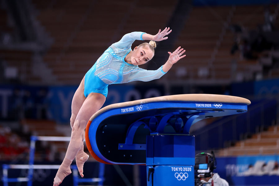 Ангелина Мельникова выступает в опорном прыжке на Играх в Токио