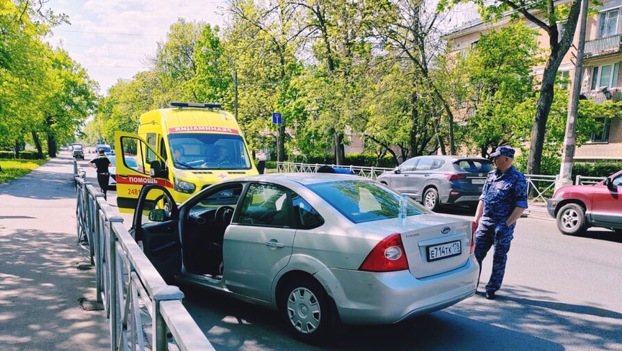 В Петергофе автомобиль с мертвым водителем попал в ДТП