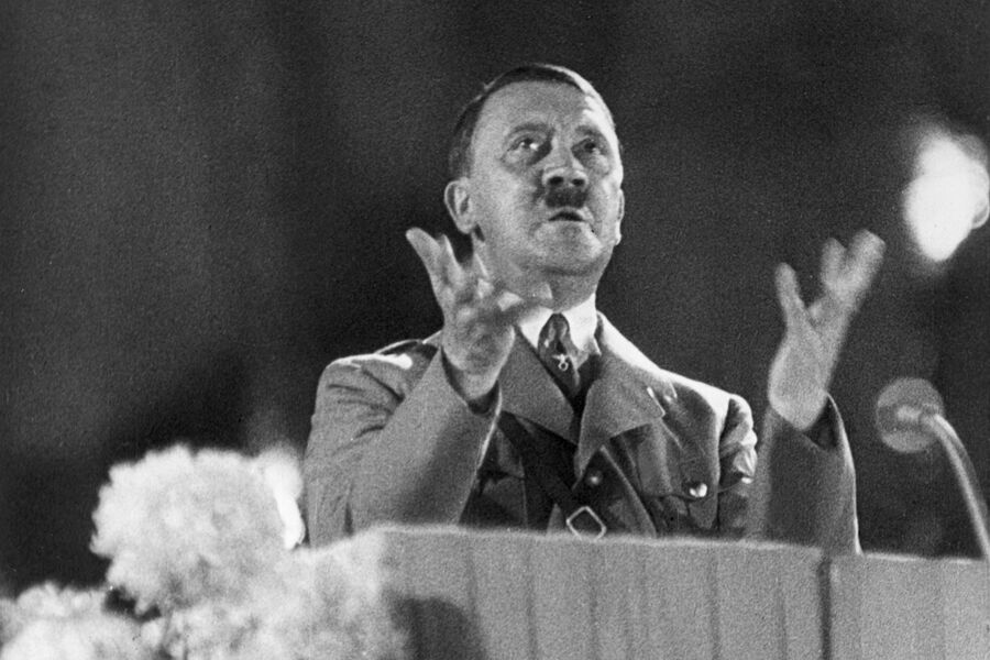 Адольф Гитлер выступает на трибуне, 1936 год