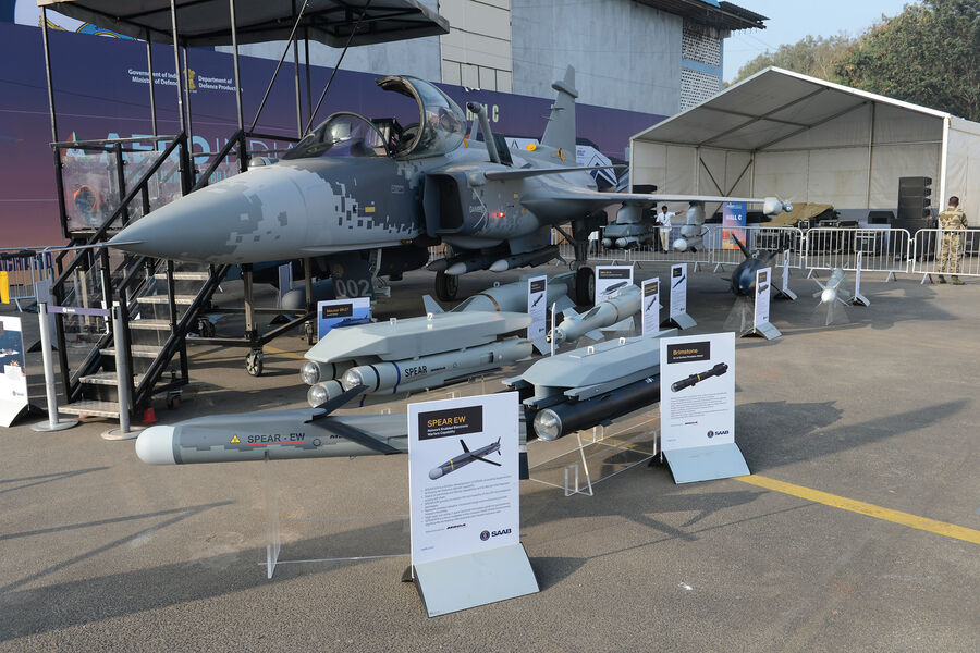 Истребитель SAAB JAS39E Grippen NG со всем возможным вооружением на&nbsp;международной выставке Aero India 2025&nbsp;на&nbsp;территории военно-воздушной базы Yelahanka в&nbsp;Бангалоре, 9&nbsp;февраля 2025&nbsp;года 