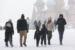 Люди на Красной площади во время снегопада в Москве, 6 апреля 2025 года
