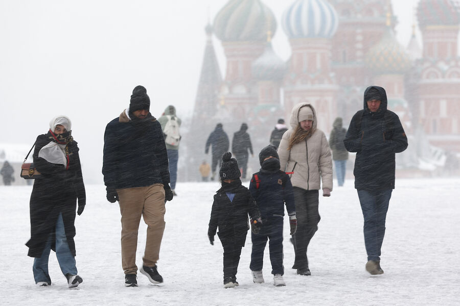 Люди на&nbsp;Красной площади во время снегопада в&nbsp;Москве, 6&nbsp;апреля 2025&nbsp;года
