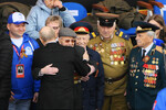Президент РФ Владимир Путин приветствует ветеранов на Красной площади в Москве на военном параде, посвященном 80-летию Победы, 09 мая 2025 года