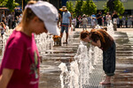 Дети у&nbsp;фонтанов в&nbsp;парке &laquo;Ходынское поле&raquo; в&nbsp;Москве