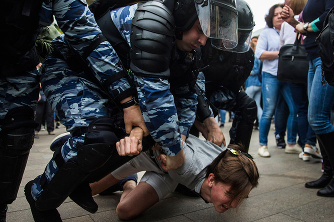 Задержание участника несанкционированного митинга на Тверской улице в Москве