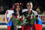 Российские фигуристки Елизавета Туктамышева и Алина Загитова на церемонии награждения после финала Гран-при