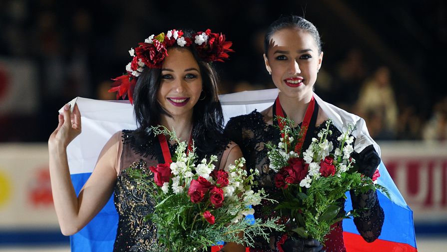 Российские фигуристки Елизавета Туктамышева и Алина Загитова на церемонии награждения после финала Гран-при
