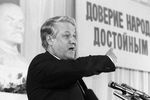 Первый заместитель председателя Госстроя СССР Борис Ельцин с работниками ЗИЛ в Москве в преддверии выборов в Верховный Совет, март 1989 года
