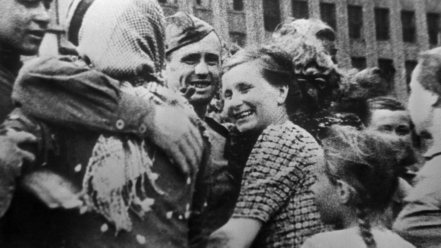 Великая Отечественная война 1941-1945 гг. Белорусская наступательная операция «Багратион» с 23 июня - 29 августа 1944 года. Жители Минска встречают советских воинов (Минская наступательная операция 29 июня - 4 июля 1944 года).