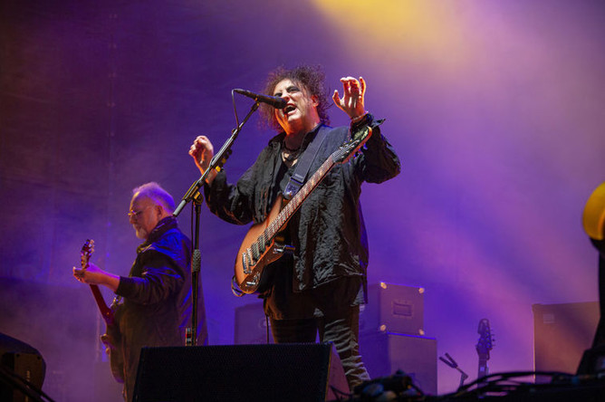 Вокалист группы The Cure Роберт Смит во время выступления на фестивале «Пикник «Афиши» в Москве, 3 августа 2019 года