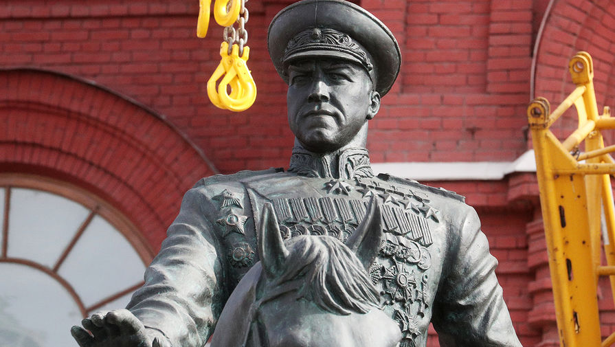 Памятник маршалу Георгию Жукову на&nbsp;Манежной площади в&nbsp;Москве, 23 апреля 2020 года