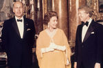 Президент Франции Жискар д’Эстен, королева Великобритании Елизавета II и президент США Джимми Картер в Букингемском дворце , 1977 год