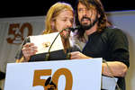 Тейлор Хокинс и Дейв Грол из Foo Fighters во время 50-й ежегодной церемонии вручения премии «Грэмми» в Голливуде, 2007 год
