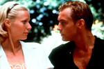 В 1999 году Пэлтроу снялась вместе с Джудом Лоу, Мэттом Дэймоном и Кейт Бланшетт в психологическом триллере «Талантливый мистер Рипли» в роли невесты богатого и избалованного плейбоя-миллионера (Лоу).
<br><br>
<b>На фото:</b> Гвинет Пэлтроу и Джуд Лоу в кадре из фильма «Талантливый мистер Рипли» (1999)