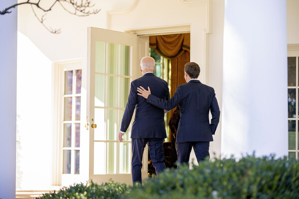 Президент США Джо Байден и президент Франции Эммануэль Макрон у&nbsp;Белого дома в&nbsp;Вашингтоне, 1&nbsp;декабря 2022&nbsp;года 