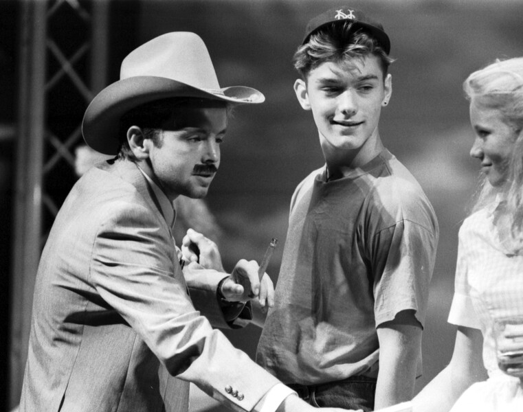 16-летний Джуд Лоу (в центре) во время спектакля Национального Молодежного Музыкального Театра (NYMT) в&nbsp;Эдинбурге, 1989&nbsp;год