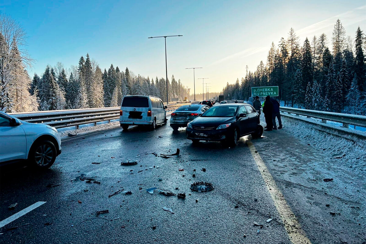 На трассе «Нева» в Новгородской области произошло массовое ДТП с 11  автомобилями - Газета.Ru | Новости