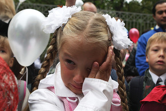 Ученики на праздничной линейке в одной из московских школ