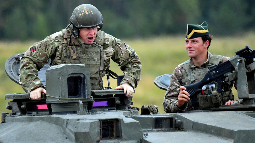 Глава МИД Британии Борис Джонсон во время поездки на&nbsp;танке в&nbsp;Эстонии, 8&nbsp;сентября 2017&nbsp;года