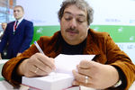 Писатель Дмитрий Быков (признан в РФ СМИ-иноагентом) на 30-й Московской международной книжной выставке-ярмарке на ВДНХ в Москве, сентябрь 2017 года
