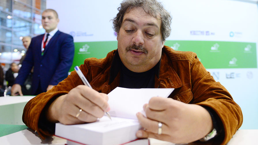 Писатель Дмитрий Быков на 30-й Московской международной книжной выставке-ярмарке на ВДНХ в Москве, сентябрь 2017 года
