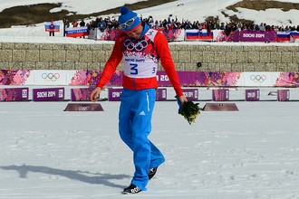 Александр Легков после победы в лыжной гонке на 50 км на Олимпийских играх в Сочи