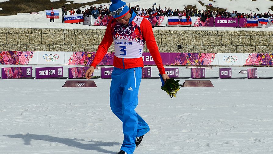 Александр Легков после победы в лыжной гонке на 50 км на Олимпийских играх в Сочи