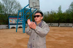 Ким Чен Ир в военной части северокорейских ВВС, снимок без даты опубликован в 2009 году