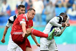 Артем Дзюба борется с соперниками за мяч в матче Россия — Финляндия на Евро