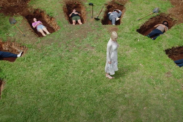 Кадр из сериала «Девять совсем незнакомых людей»