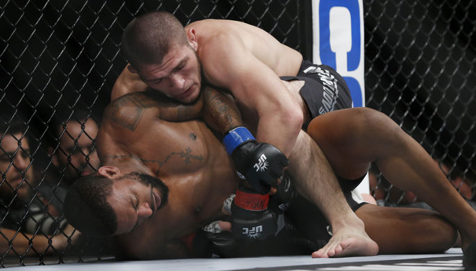 Российский боец Хабиб Нурмагомедов на турнире UFC 205 победил американца Майкла Джонсона болевым...