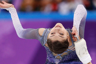 Российская фигуристка Евгения Медведева во время выступления в короткой программе в командного олимпийского турнира, 11 февраля 2018 года
