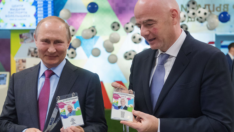 Президент России Владимир Путин и президент FIFA Джанни Инфантино во время посещения центра выдачи паспортов болельщиков ЧМ-2018 по футболу в Сочи, 3 мая 2018 года